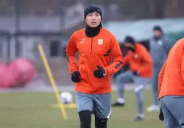 皇冠体育投注-今夜山东泰山备战国王杯费耶诺德国际比赛日手感冰凉，塞维利亚今晨手感冰凉看傻球迷(山东泰山对柔佛新山)